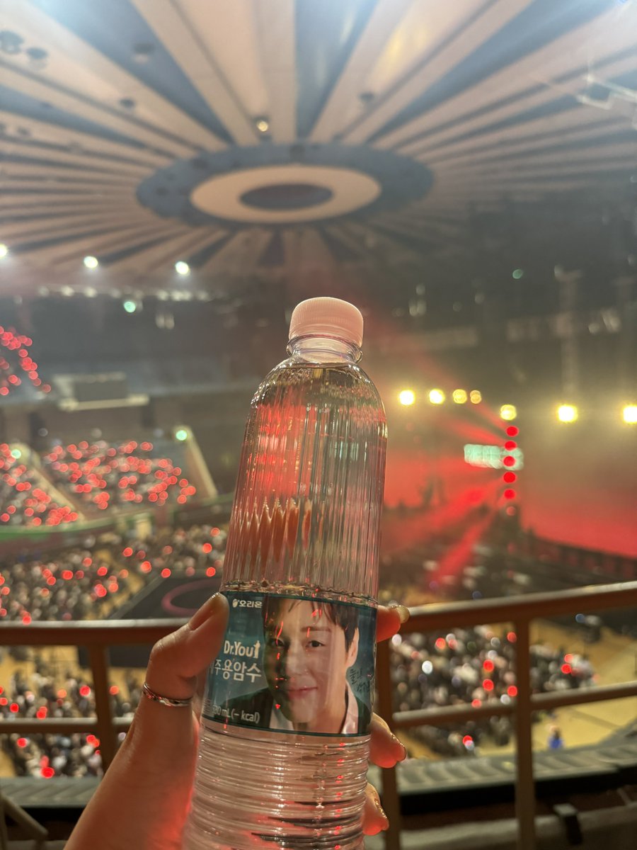 mdoublee_me's tweet photo. เลิฟมากคอนเสริตที่มีน้ำแจก เพราะศิลปิน เป็นพรีเซนเตอร์น้ำเปล่า 😂 https://t.co/ISzyCkD8HK
