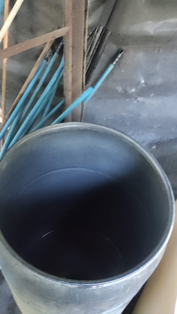 poupee169's tweet photo. Tenemos 2 días sin servicio de agua potable en sonsonate, nuestros + de 80 perritos necesitan tomar agüita y tener limpio para garantizar la salud de ellos y los que estamos alrededor @IzalcoSV será que nos apoya con una pipa de agua ? @nayibbukele @ANDASV @BancadaCyan @_EliCas_ https://t.co/uPvQRkvmNp