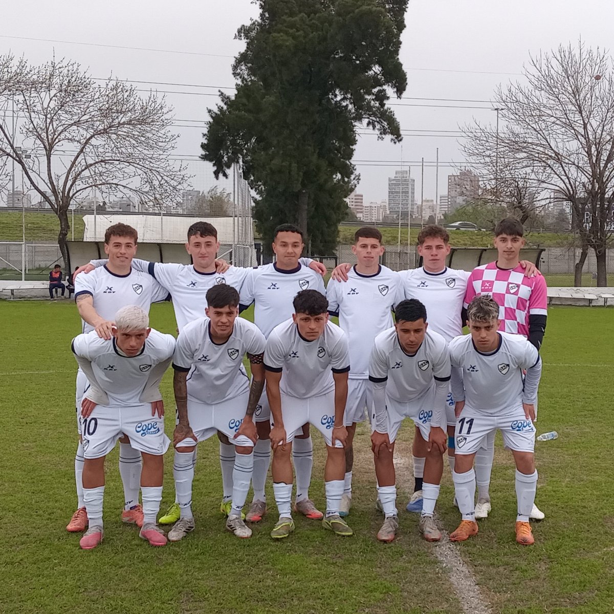 FlacoFiorentino's tweet photo. #JuvenilesLPF ➡️ Cuarta: #Quilmes 1 (Ignacio Lescano)-Defensa 2.
#PredioQAC/#JuvenilesQAC/#Fecha25 https://t.co/DoERLYUrh6