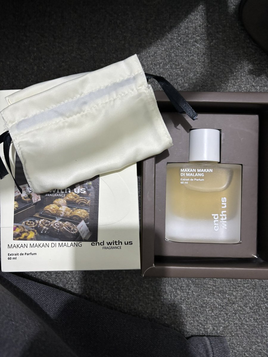 bunghawe's tweet photo. WANT TO SELL PARFUM 

WTS END OF US Makan Makan di Malang!!!! 

Wanginya fresh stroberi buah buahan banget, dry downnya agak rose baru. Aku jual karena wanginya stroberi bingbing, atp beautiful tapi aku cari wangi mawar 

115k ajah, baru di spray 6x yuk #zonauag #zonajajan https://t.co/D4v0UahO4r