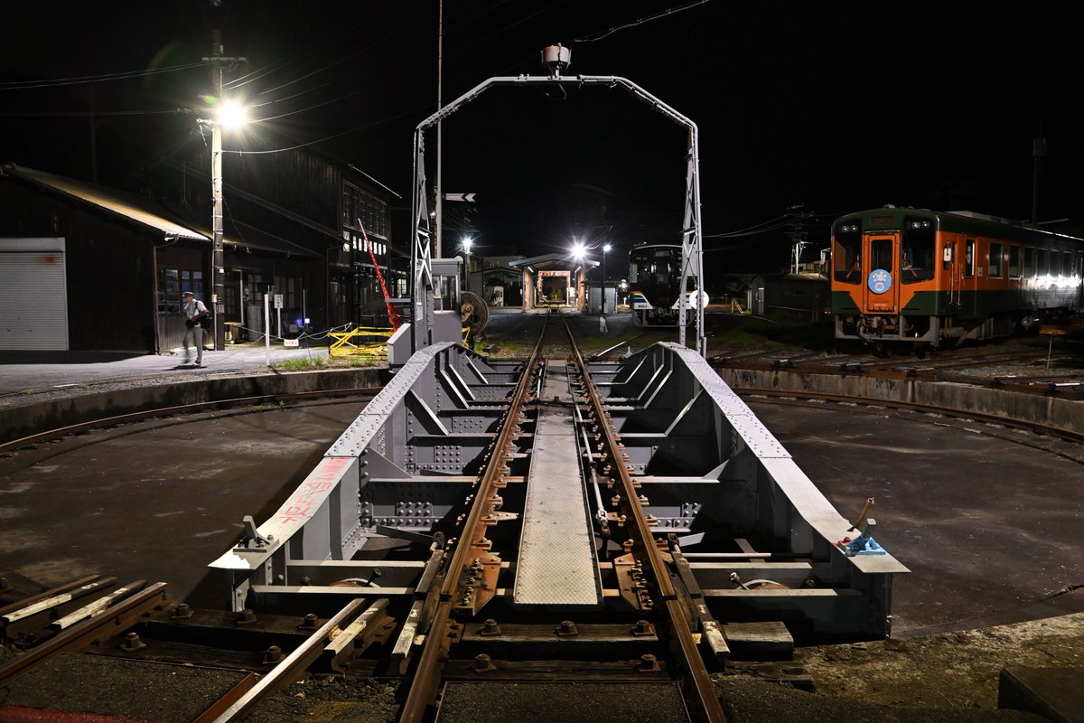 nyugawa11's tweet photo. ふらっと国鉄時代からある機関区を夜間見学できるのは助かりますねぇ。 https://t.co/vEkQglnCZv