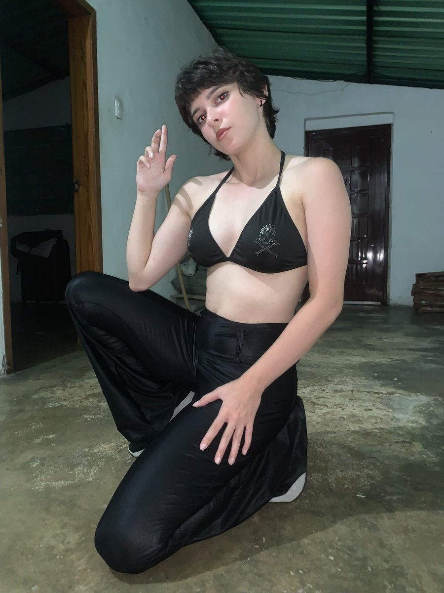 Marpetitx's tweet photo. No puedo describir lo mucho que amo estos mantalones de cuerina 😍🥰 #fyp #ropa #posando https://t.co/yzkn2AFvnY