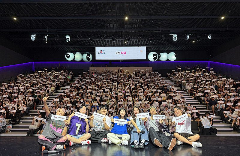 2wsdn2's tweet photo. 헉 미래엔에서도 팬미팅 사진 올려주셨었구나 지금 봄…

https://t.co/AmHI5Zt3Hz https://t.co/7gZbeoG7jO