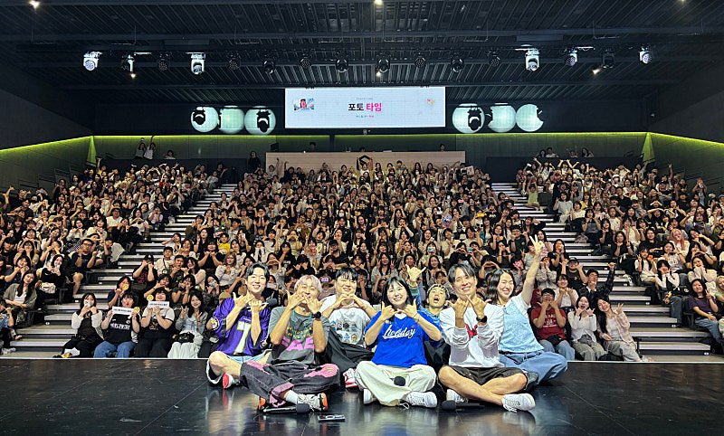 2wsdn2's tweet photo. 헉 미래엔에서도 팬미팅 사진 올려주셨었구나 지금 봄…

https://t.co/AmHI5Zt3Hz https://t.co/7gZbeoG7jO