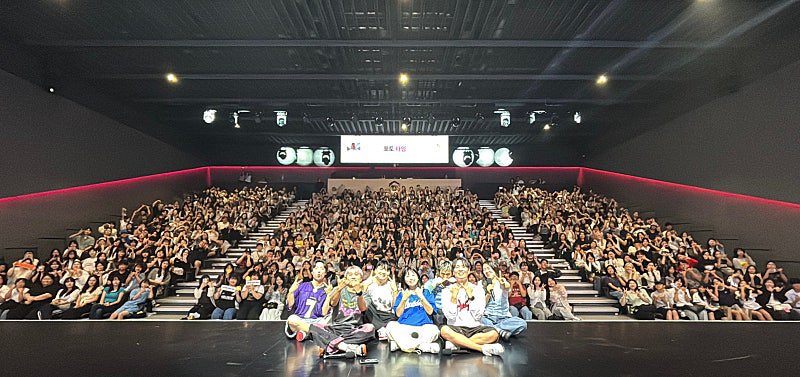 2wsdn2's tweet photo. 헉 미래엔에서도 팬미팅 사진 올려주셨었구나 지금 봄…

https://t.co/AmHI5Zt3Hz https://t.co/7gZbeoG7jO