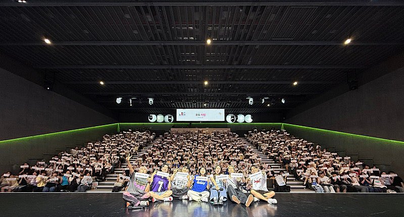 2wsdn2's tweet photo. 헉 미래엔에서도 팬미팅 사진 올려주셨었구나 지금 봄…

https://t.co/AmHI5Zt3Hz https://t.co/7gZbeoG7jO