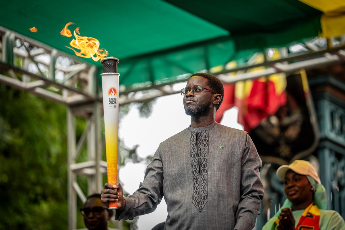 PR_Diomaye's tweet photo. Ce matin, devant le Palais, j'ai reçu la Flamme olympique des mains de Monsieur Mamadou Diagna Ndiaye, Président du Comité national olympique et sportif sénégalais, en présence de Madame Kirsty Coventry, Présidente du Comité international olympique. Pour la première fois de son histoire, elle brûle sur le sol africain pour des Jeux organisés en Afrique.
J'ai voulu la recevoir au milieu des jeunes, venus de tous les quartiers de Dakar. C'est à eux que cette Flamme appartient, c'est pour eux que le monde a choisi le Sénégal, et c'est par eux que les Jeux Olympiques de la Jeunesse Dakar 2026 seront réussis.
Elle va maintenant traverser nos quatorze régions, pour que chaque jeune du pays la voie passer et se sente appelé. Le 31 octobre, le Sénégal montrera au monde de quoi sa jeunesse est capable.
L'Afrique accueille, Dakar célèbre.