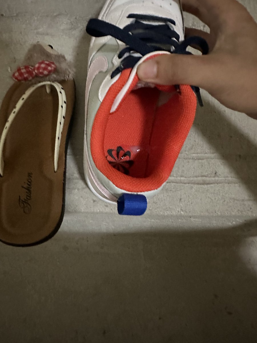 lrre1e87274's tweet photo. 跟踪学生妹 穿着白袜 真的骚  而且还有丝袜 射爽了 兔兔鞋 https://t.co/kvq118KvWb