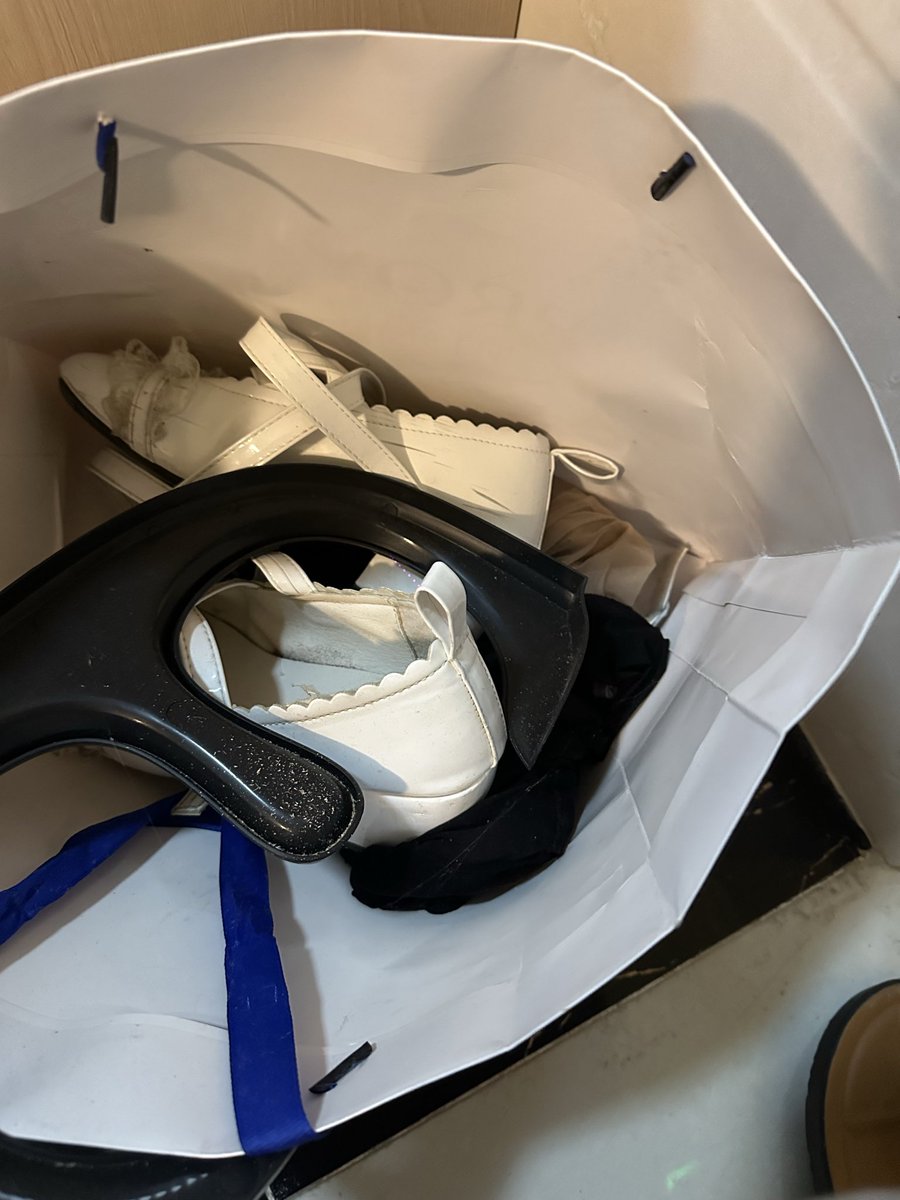 lrre1e87274's tweet photo. 跟踪学生妹 穿着白袜 真的骚  而且还有丝袜 射爽了 兔兔鞋 https://t.co/kvq118KvWb