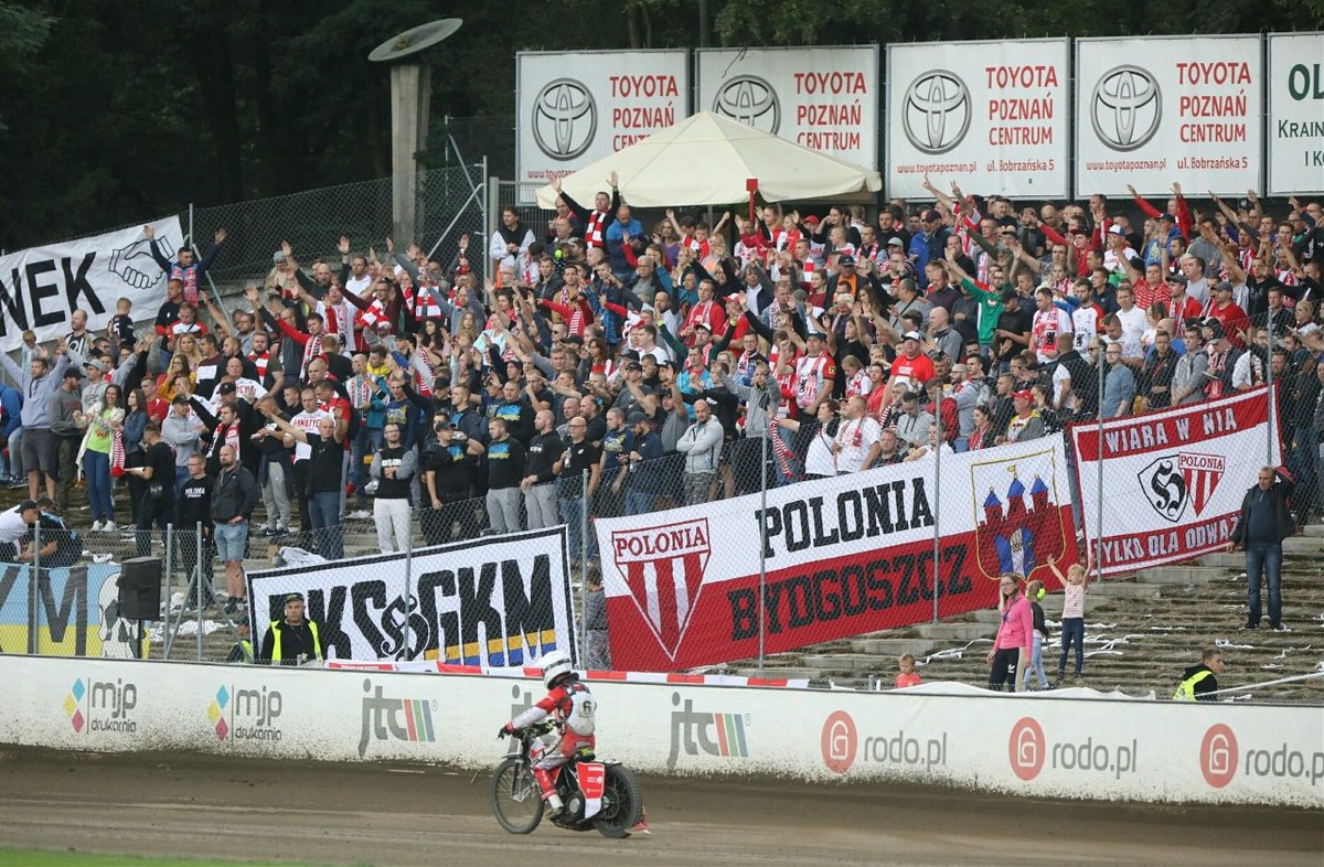 SPolonii's tweet photo. POLONIŚCI, GOTOWI NA FINAŁ? 

Kto zatankował auto do pełna, a kto jedzie autokarem? Jedziecie pociągiem, a może wzorem lat minionych znów dotrze śmiałek na rowerze? 

Odliczanie trwa, a my czekamy na wasze komentarze i zdjęcia z Waszych przygotowań na jutrzejszy wyjazd!
#POZBYD https://t.co/gnkP9otHbS