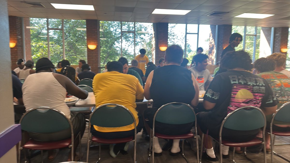 trogersOLCoach's tweet photo. #FluffyPreGame #TorchEmKnox๐ฅ https://t.co/OfAn3HOc8L
