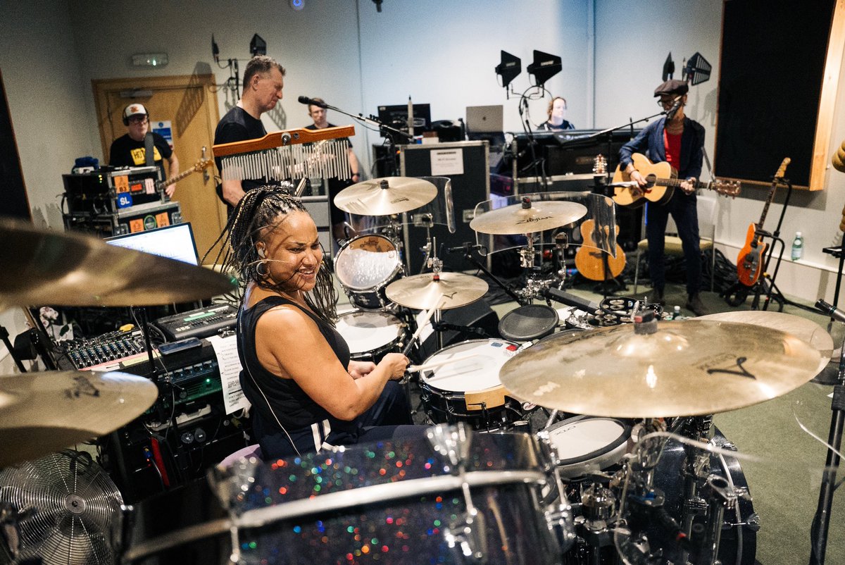 Cherissedrums's tweet photo. In rehearsals 🥁✨

So good to be back on the tubs with @simplemindscom and reunited with the band and crew! ❤️

Can’t wait to play this set tomorrow at Stirling Castle for @BBCRadio2 In The Park - it’s going to be MEGA 🙌🏽🔥

Who’s coming?! 

#simpleminds https://t.co/hd31tPPRep