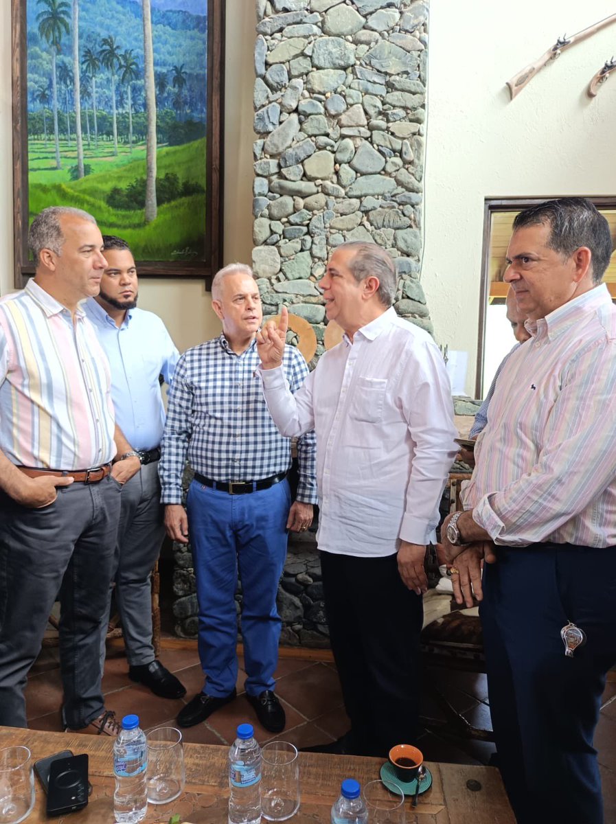 DelvisDuran's tweet photo. El alcalde de Jarabacoa, Joselito Abreu, arfil de Abel Martínez, apoyando a  Francisco Javier García para la consulta domingo 18 de octubre.

Eso no sucede sin la anuencia de Abel Martínez. “Los abelistas son abelistas” 

¿Se acabó la hermandad de Gonzalo y Abel? 🏃🏾‍♂️ https://t.co/BFULKFtOQG
