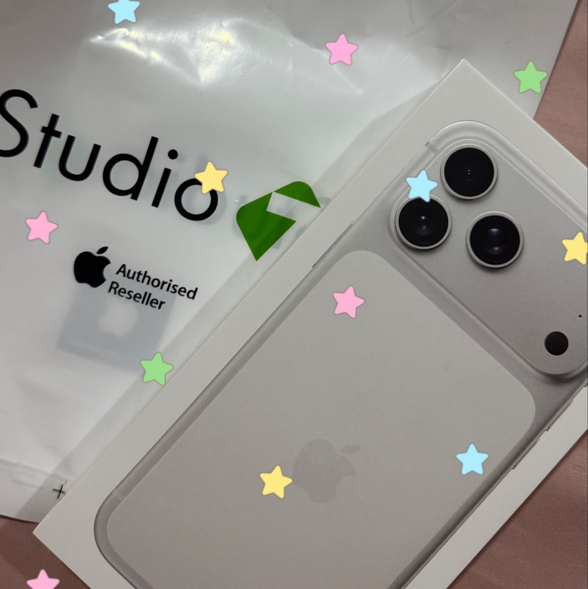 SHARKXTOUCH's tweet photo. วันนี้เกิดคำถามว่าชั้นอยากใช้ iphone 17 promax หรอเนี่ย y—y คือเช้าวันนี้โดนลากไป studio 7 ตั้งแต่เช้า พี่สาวชั้นชีบอกจะเปลี่ยนโทรศัพท์ สรุปคือมันซื้อ 17 promax ให้ชั้น แล้วเอาเครื่องเก่าชั้นไปใช้แทน ㅠㅠ ไม่มีพี่สาวชั้นจะมีวาสนาได้ใช้ม้าย 💭🍎🥣💗 https://t.co/ElHSUE62vE