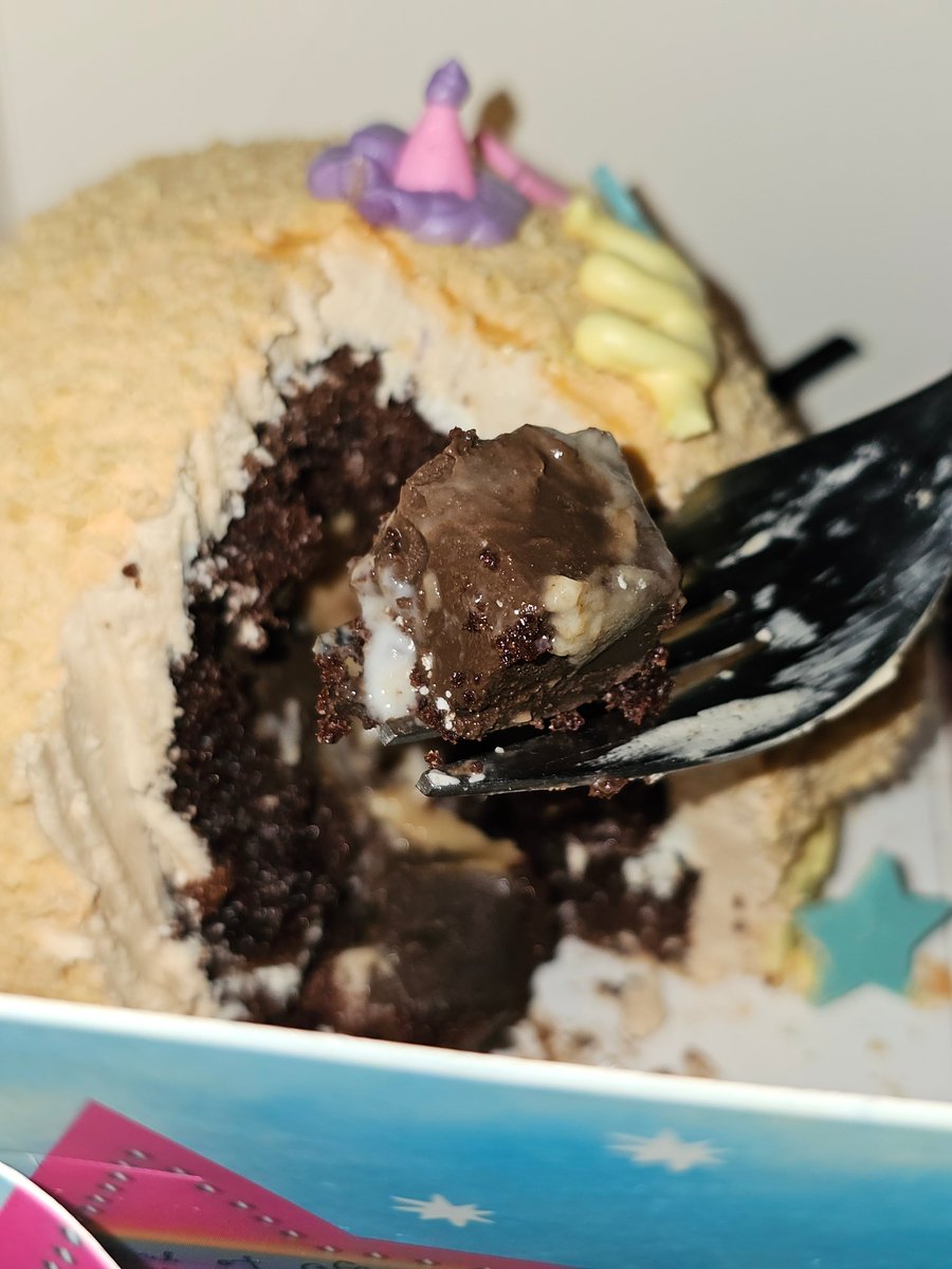 fatkidzblue's tweet photo. รัก bowcake 🎂 เค้กน่ารักทิสุด 🤏 วันเกิดทีไรคือเซฟโซนเลย ราคาน่ารัก ก้อนนี้ 290 เองงับ นามะช็อกโกแล็ตนมสด เค้กอร่อยด้วย ครีมอร่อย ไส้อร่อย เริ้ปเลย แต่ละเดือนเค้าก็จะมีธีมใหม่ๆ เดี๋ยวนี้กลายเป็นร้านประจำแล้ว สาขาเยอะตามห้างซื้อง่ายดี https://t.co/rHm3ccetN8