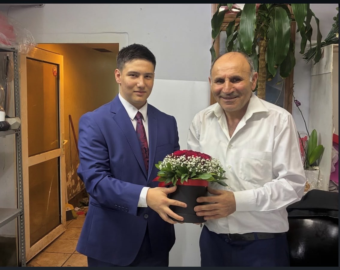 Metehankose__58's tweet photo. Gardens Çiçekçilik’in sahibi ülküdaşımız Sayın Sait Kaya’yı iş yerinde ziyaret ederek güzel bir hasbihalde bulunduk. Misafirperverliği ve nazik hediyeleri için kendisine gönülden teşekkür ediyor, çalışmalarında hayırlı ve bereketli kazançlar diliyoruz. https://t.co/eBUz1UKyJm