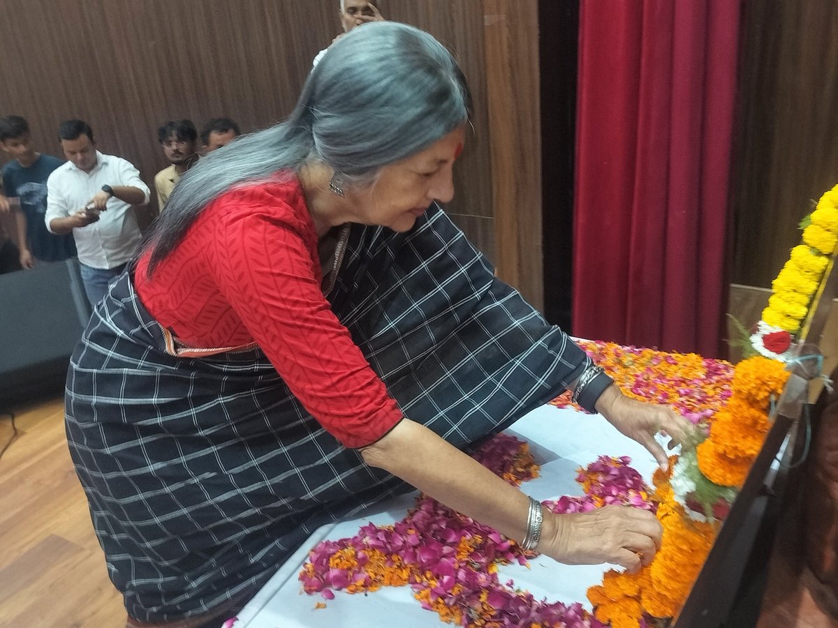cpimspeak's tweet photo. भारत की कम्युनिस्ट पार्टी (मार्क्सवादी) के पूर्व महासचिव कामरेड सीताराम येचुरी की द्वितीय स्मृति श्रद्धांजलि सभा में "भारत @  80  जनवाद कहां ?" विषय पर मुख्य अतिथि पार्टी की वरिष्ठ नेता कामरेड वृंदा करात ने अपने विचार व्यक्त किए। कार्यक्रम नगर निगम देहरादून के टाउन में आयोजित किया गया। सभा की अध्यक्षता पार्टी केन्द्रीय कमेटी सदस्य कामरेड राजेन्द्र नेगी ने की तथा सभा का संचालन पार्टी राज्य सचिव कामरेड राजेन्द्र पुरोहित ने किया।

टाउन हाल उपर नीचे खचाखच भरा था हाल छोटा पड़ गया तो लोग गैलरी में घंटों खड़े रहे। सीपीआई वरिष्ठ नेता कामरेड समर भंडारी, समाजवादी पार्टी के राष्ट्रीय महासचिव प्रो. एस एन सचान, पूर्व शिक्षा निदेशक एसपी सेमवाल, कांग्रेस के वरिष्ठ नेता सुरेंद्र अग्रवाल ने भी अपनी पार्टियों की ओर से कामरेड सीताराम येचुरी को श्रद्धांजलि दी।