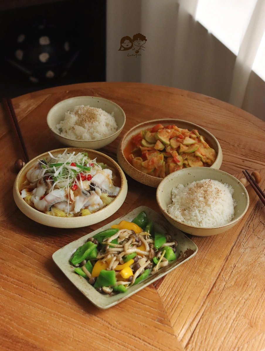 ChaeBarribap's tweet photo. Acabo de recoger los platos después de cenar, y la luz de la lámpara de cocina ilumina el plato de arroz aún tibio — otro momento pequeo y bonito en casa.， https://t.co/lPRusdpPaM