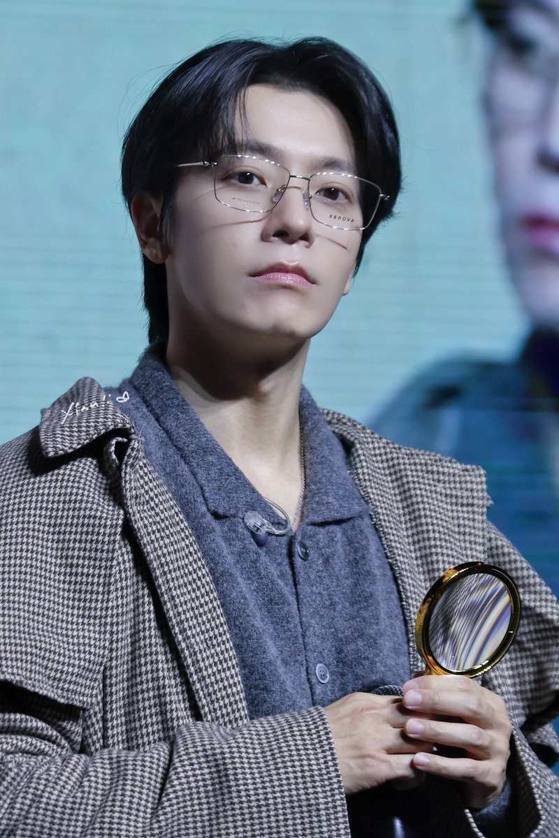 XiandaHae's tweet photo. Detective Hae (!!) 🕵🏻🔍

260912 STAY ALIVE Parallel Days With HAE 
#동해 #Donghae Fanmeeting in Shanghai
@donghae861015 https://t.co/bLYa8FywuX
