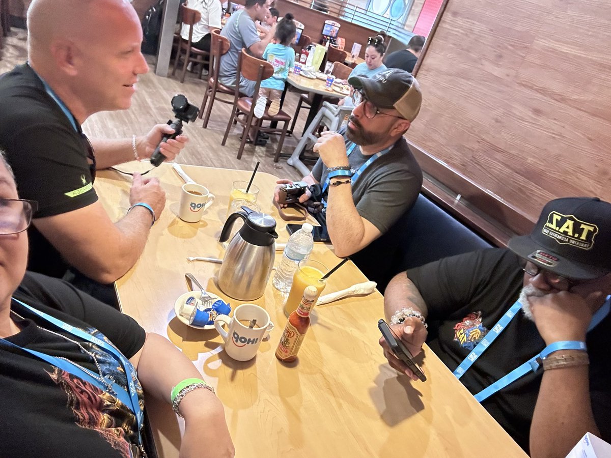 A52Ava's tweet photo. Having breakfast @SwiftyiRL @spacecpm @SenseiTaz #blizzcon #wow #warcraft https://t.co/a9J8inBsDD