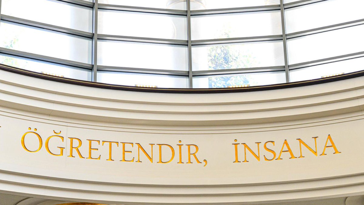 cb_kutuphane's tweet photo. “O, kalemle yazmayı öğretendir, insan’a bilmediğini öğretendir.”
Alak Suresi / 4-5 https://t.co/ZhNj8wCDUE