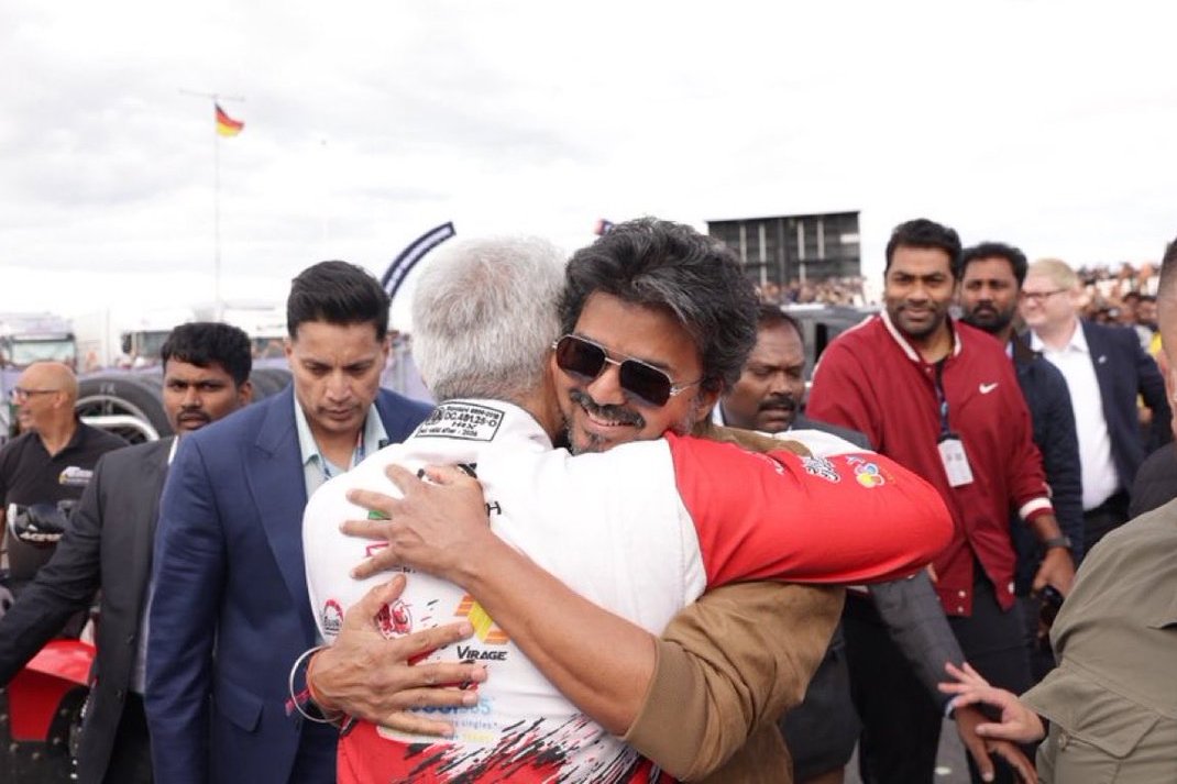 TrollywoodX's tweet photo. சிஎம் ஆகியும் எப்போவும் சீரியசாவே இருந்த அண்ணாவுக்கு இன்னிக்கு பழைய நண்பர பாத்த பின்னாடி தான் genuine சிரிப்பும் களையும் வந்துருக்கு.. https://t.co/eCe1SOIbhE