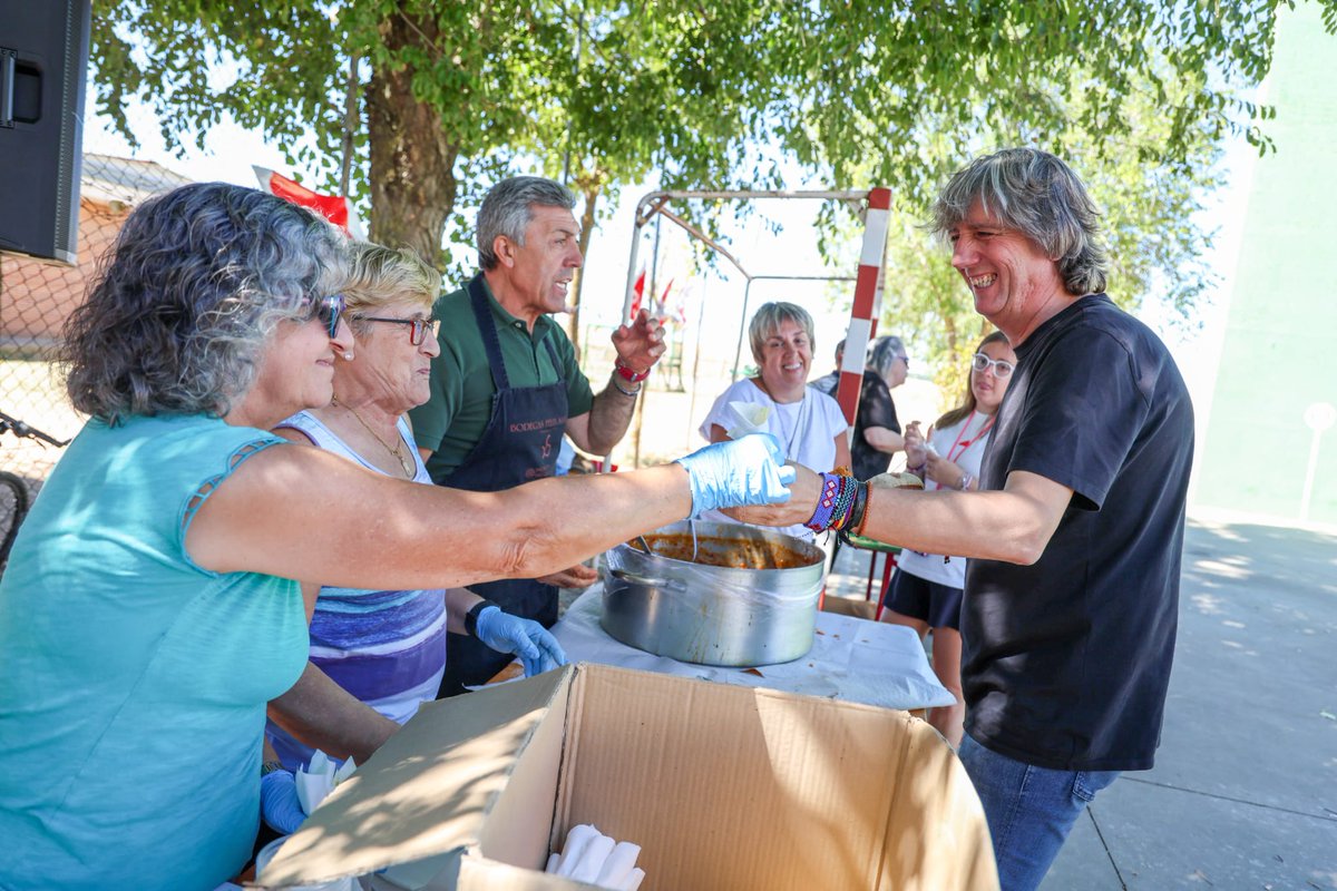 cmmsoria's tweet photo. Celebramos junto a los vecinos y vecinas de Fuentes de Ropel (Zamora) la 20 Fiesta de la Rosa del PSOE de Benavente. 

Una jornada de convivencia y unión para iniciar el curso político con la fuerza necesaria para recuperar y consolidar alcaldías en la provincia de Zamora. https://t.co/p6Surwme59