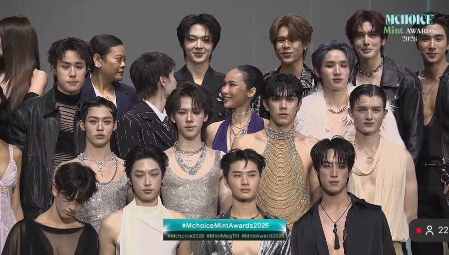 Vunvinlun's tweet photo. Saw Hong and Leon in close proximity and collapsed. PLEASE GIVE ME A SELFIE https://t.co/mrEcamftuJ