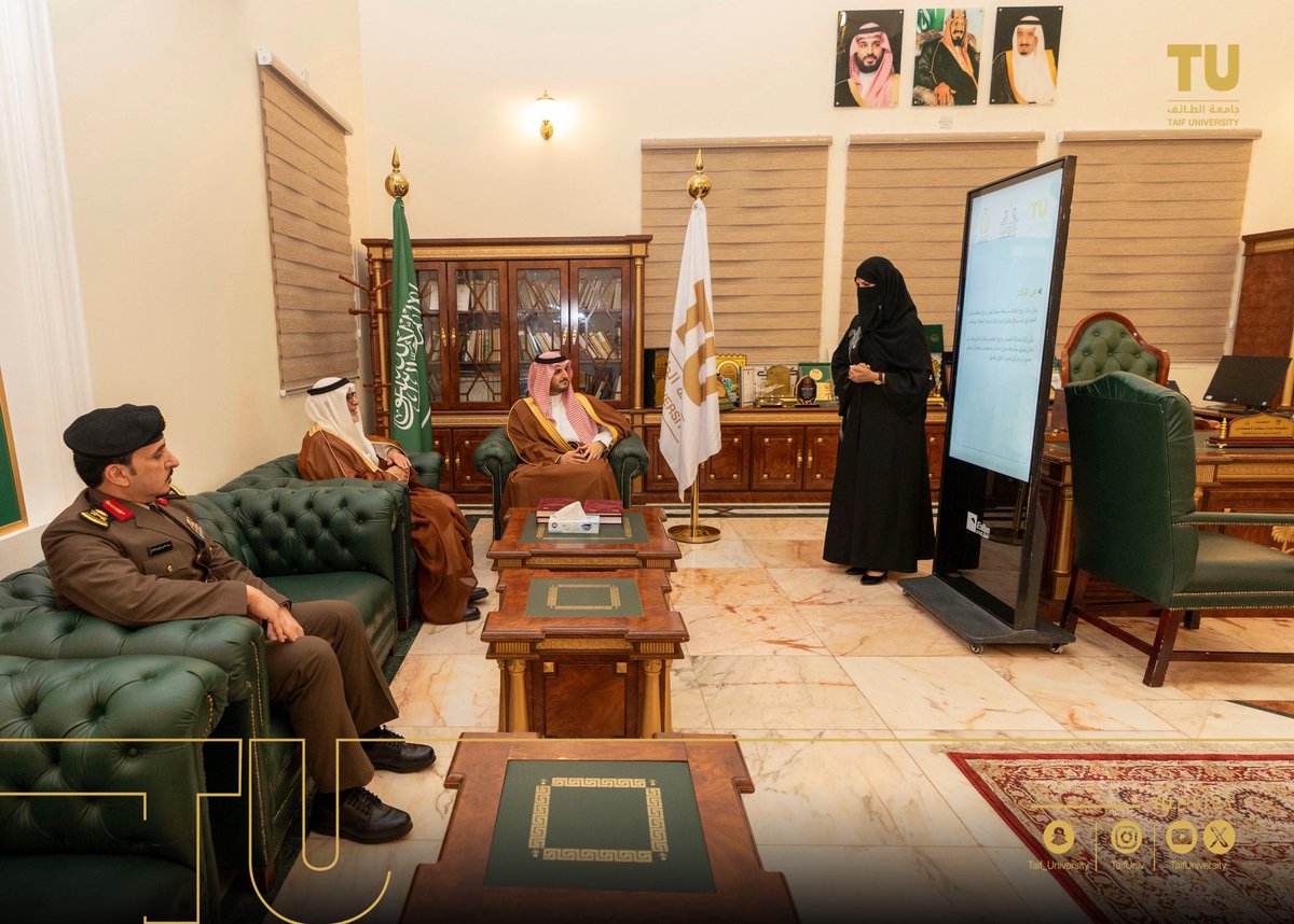 TaifUniversity's tweet photo. تشرّفت #جامعة_الطائف بزيارة صاحب السمو الملكي الأمير فواز بن سلطان بن عبدالعزيز (محافظ الطائف) وكان في استقبال سموه سعادة رئيس الجامعة أ.د. يوسف بن عبده عسيري وعدد من قيادات الجامعة وعمداء الكليات.
وتضمّنت الزيارة جولة سموه في مركز تاريخ الطائف ، اطّلع خلالها على ما يزخر به المركز من إرث تاريخي ووثائق وشواهد توثّق تاريخ المحافظة ، كما شملت الجولة مكتب الملك سعود (رحمه الله) وما يحمله من قيمة تاريخية ووطنية تجسّد جانباً أصيلاً من ذاكرة الطائف.