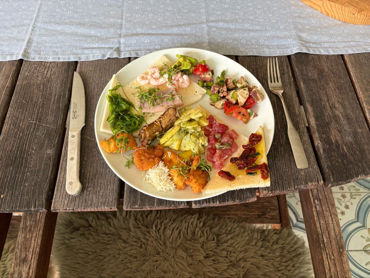 immanuel__cvnt's tweet photo. Parents made some food for their garden party https://t.co/WEkcKSL7kA