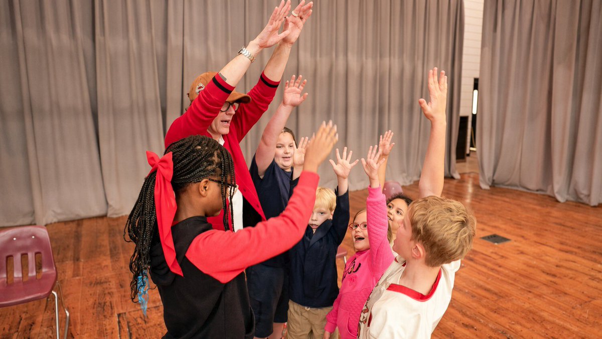 mrBobbyBones's tweet photo. Really special day back at my old school in Arkansas , giving back to the kids and the town that raised me with @DollarGeneral. Grateful to Greg Ashlock and @iHeartRadio for understanding what matters to both of us—and helping build a partnership I hope lasts for years. @bobbybonesshow