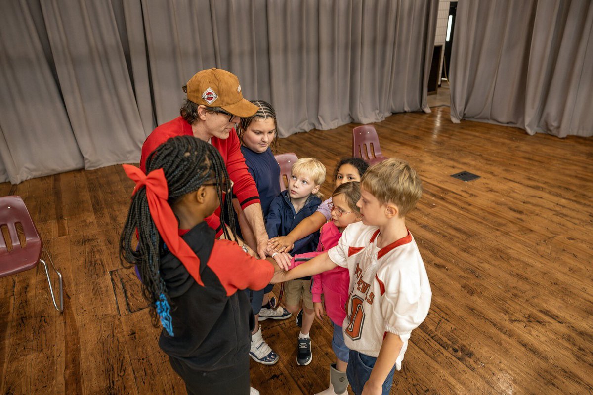 mrBobbyBones's tweet photo. Really special day back at my old school in Arkansas , giving back to the kids and the town that raised me with @DollarGeneral. Grateful to Greg Ashlock and @iHeartRadio for understanding what matters to both of us—and helping build a partnership I hope lasts for years. @bobbybonesshow