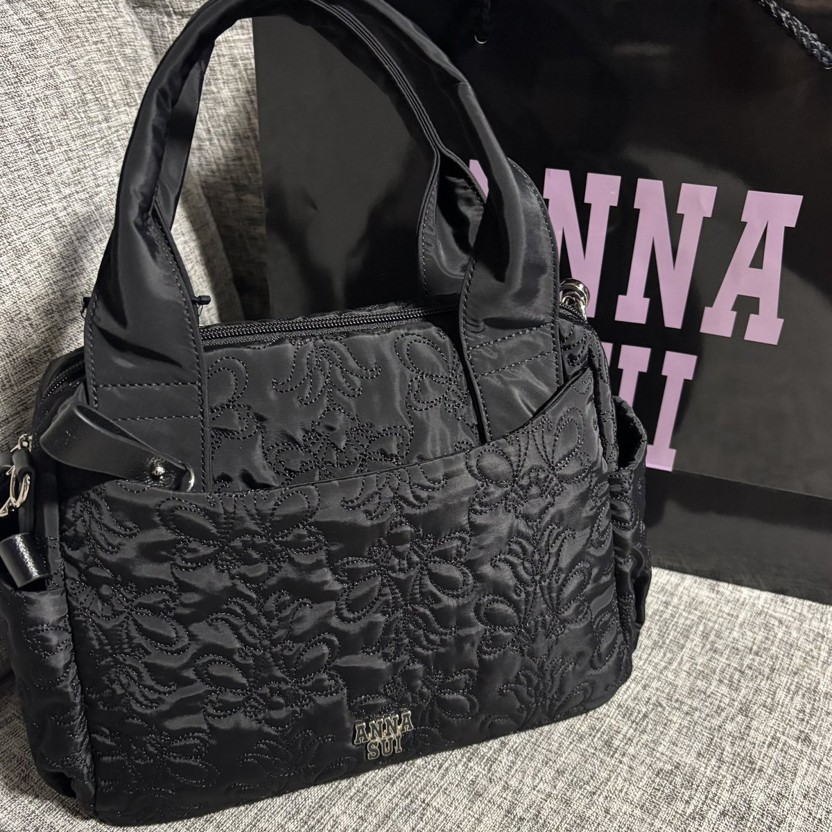 MarosumiY's tweet photo. 誕生日のプレゼントで普段使い用のバッグを買ってもらった！！
marimekko買うつもりでショップに行ったけど、やっぱ収納が少ないな、、、となって、ANNA SUIを見たら適したものあって✌️
そして帰りにゲーセンで一撃でヤドンゲットし早速膝の上に置いて使ってる🫶
なかなか良い土曜日でした😺 https://t.co/tZPOJaiG23