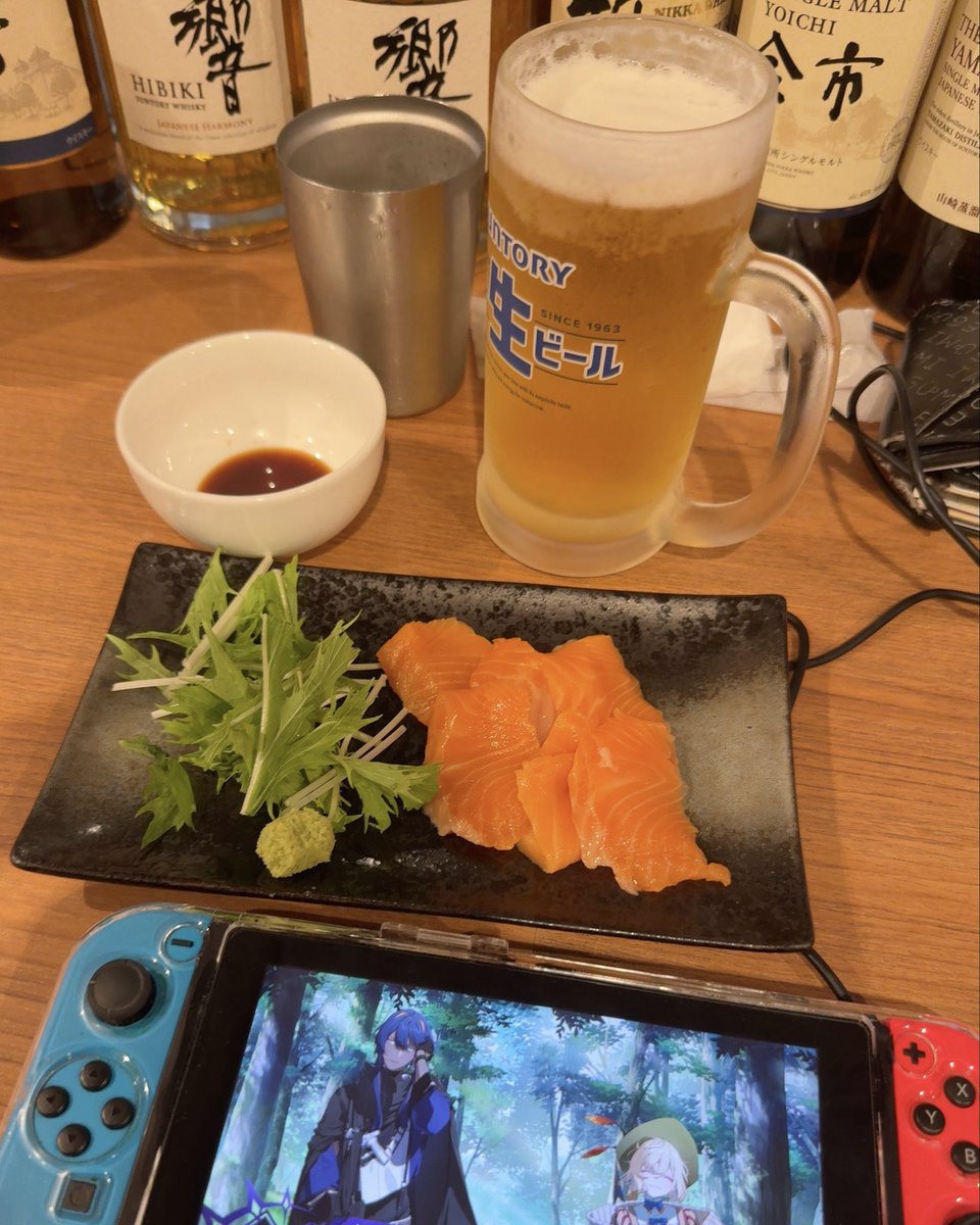 maximum_hidekun's tweet photo. メイドカフェサーモン刺し生ビール乙女ゲーム最高 https://t.co/gtBz6Dtq8N