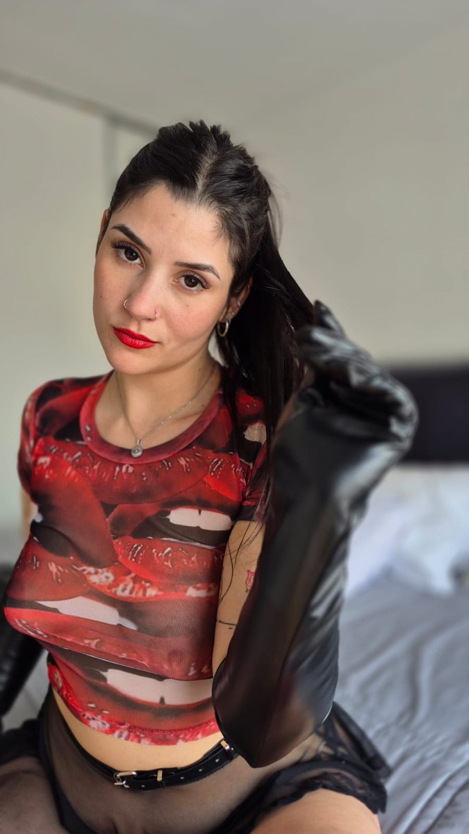 MissMonicawish's tweet photo. I don’t need to tell you what I’m thinking.... My gaze already tells you exactly what you need to do.😏

#findom #pigpay #domination #submissive #sissytraining #workship #sensual #latina #fetish #glovesfetish https://t.co/UcFIivBX4X