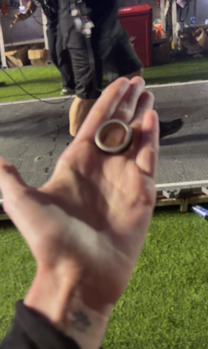 lisabllue's tweet photo. Changbin,
When you came over, I held your hand, but our hands were sweaty, so your ring ended up in my hand.
I tried to show it to you so you could take it back, but I don't think you saw it
I need to give your ring back to you
How can I return the ring to you?
@Stray_Kids https://t.co/h8nUanzill
