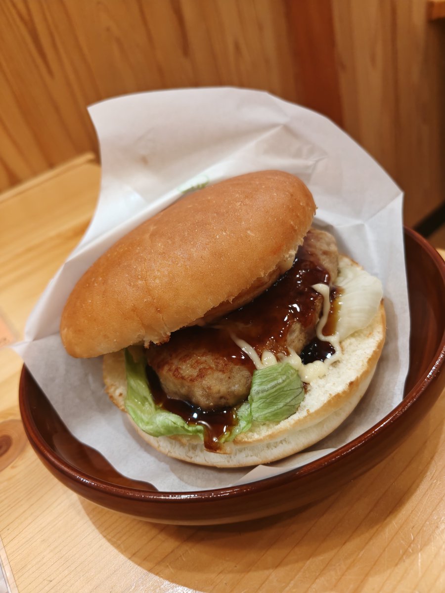 REALITY_satorun's tweet photo. １時３０分起きだったから帰ってきて
少し寝たかったのに、仕事終わってママに電話したら、パパがコメダでご飯食べたいって言うからなるはやで帰ってきて言われて、拉致られました💦
車で寝ました😴でも眠いっす😴
ついでにマックでシャインマスカットのマックシェイクも購入✨ https://t.co/PoP7mmsLeZ