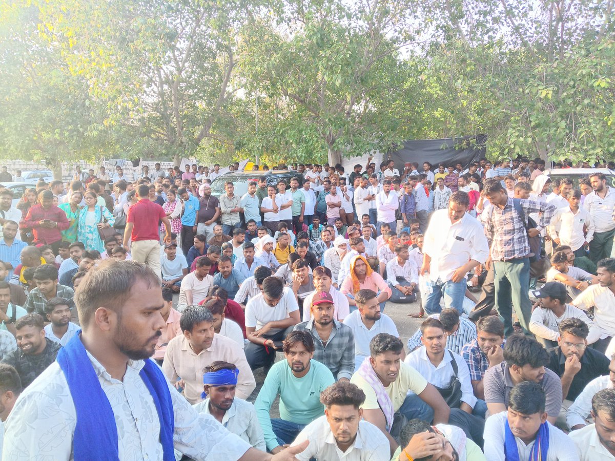 manoj076y's tweet photo. हम अपना अधिकार मांगते 
नहीं किसी से भीख मांगते 
पंचायत सहायकों को स्थाई करो स्थाई करो सम्मानजनक वेतन दो वेतन दो
#पंचायत_सहायक_संघर्ष 
@Mayawati
@BhimArmyChief 
@yadavakhilesh 
@myogiadityanath https://t.co/oOkukAimL7