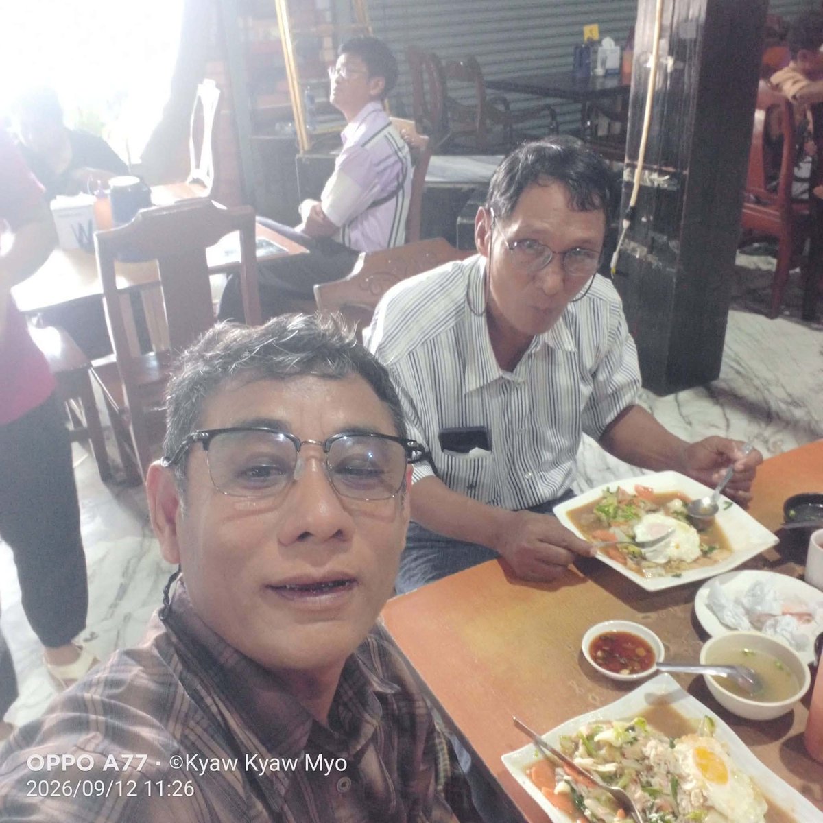 Ahsamtaw10055's tweet photo. ကျော်မျီုး က ပျော်နေပြီ https://t.co/aTVBSXJO5j