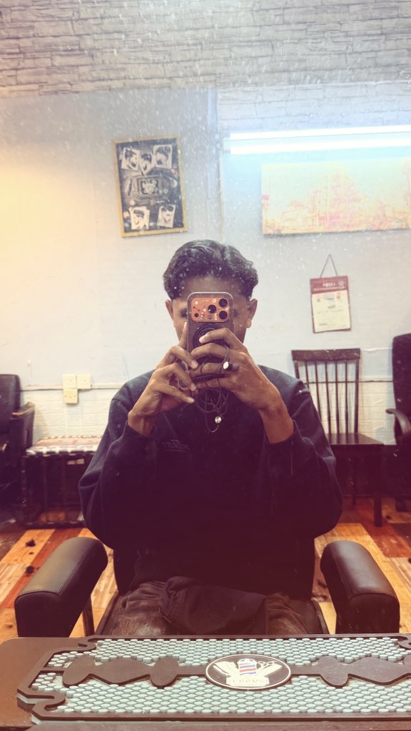 Danielpaperail's tweet photo. Kept changing so many barber but end up the first barbershop since i stay semenanjung here is the right one for me😭 I should never cheating with this barbershop!🤞 https://t.co/IOee6cfvR1