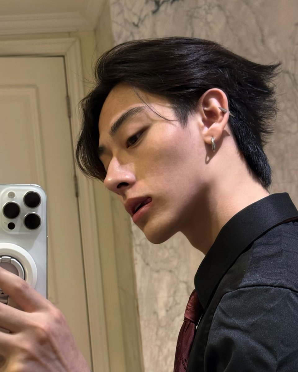 parasytse's tweet photo. My days are slowly getting better. Less stressful and finally able to feel some happiness again. (: Enjoy your weekend and /don't/ stay out of trouble. https://t.co/muw3RCz4rx