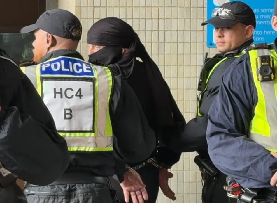 GBPolitcs's tweet photo. 🚨NEW: A man wearing the Burqa in Portsmouth has now been arrested https://t.co/bvsIF0hLkT