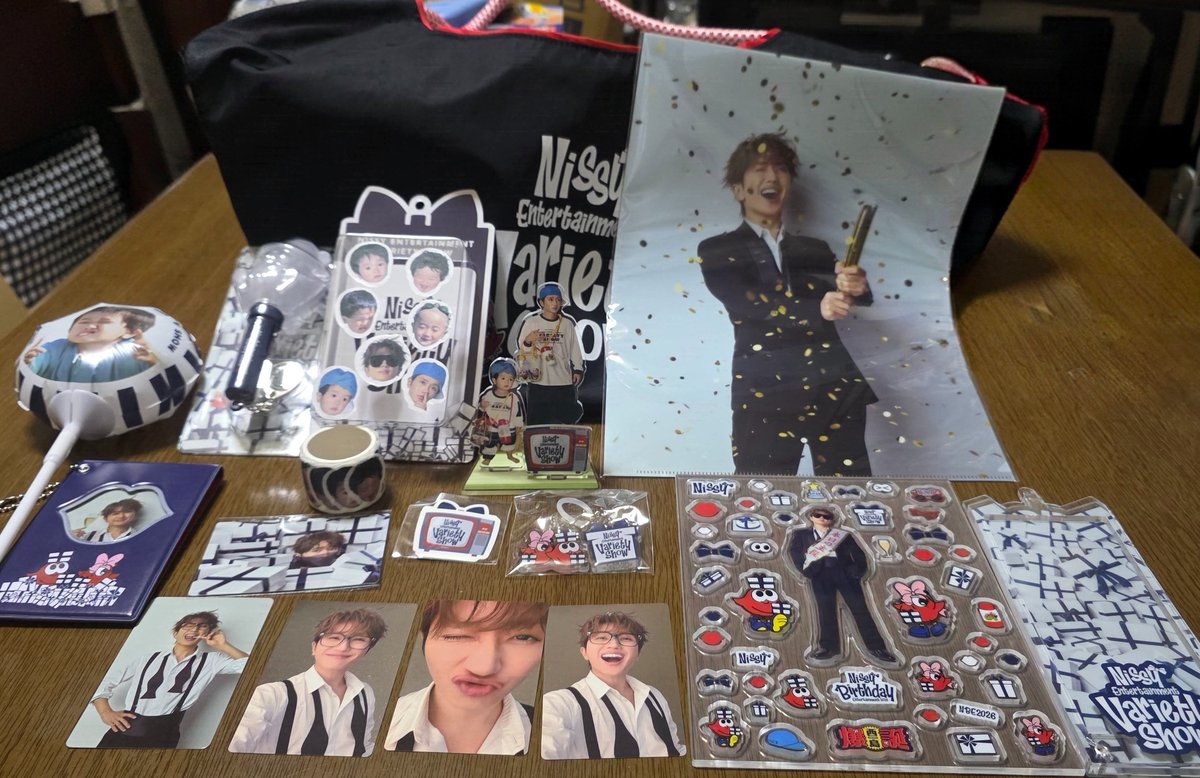 tonchan_k's tweet photo. やっと今日グッズ届きました。
どれとこれも可愛すぎる。
マステを全部見たかったから箱に貼ってみました。
トレカが、神引き！

#Nissy https://t.co/dXqTztkT9C