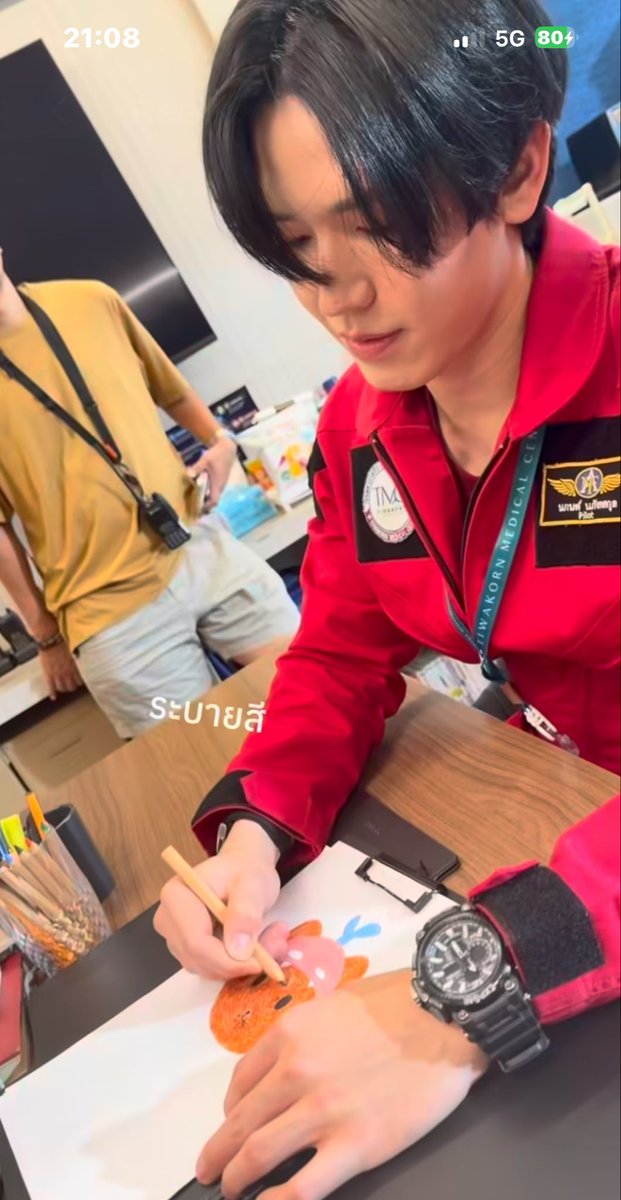 east_easy's tweet photo. อยู่กอง #Skydoctor พี่ดาราเค้าทำอะไรกัน #Newwiee นั่งระบายสี(โพก้าจัง) น้องสาวยัยซังแน่ๆ ☺️ https://t.co/9r1pNDYDXE