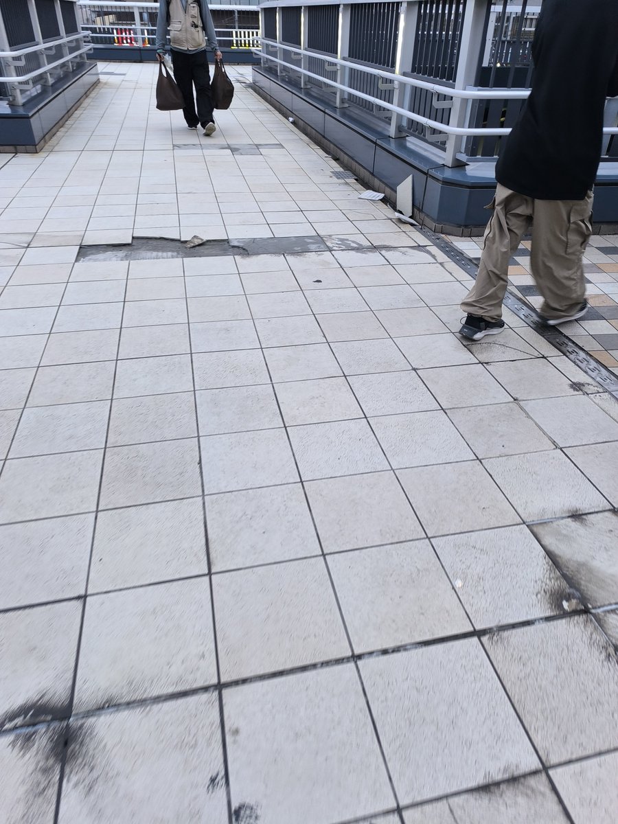 yumiko1054's tweet photo. 戸塚の市議さん、戸塚駅周辺の話してたけど、ここどうすんの?
人が多いからどんどん悪化もする。

横浜市は花博に税金かけてこういうところは無視? https://t.co/IbgzPVTbRl