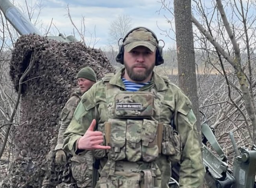 sergey_lubarsky's tweet photo. История Степана Каплунова ставит два неприятных вопроса: кто может похитить человека среди белого дня — и почему государство неделями не может объяснить, где он находится?

Каплунов — гражданин России, живущий в Украине с 2014 года и воюющий на украинской стороне. Несмотря на это, украинского гражданства он так и не получил. По словам Боровского, для российских граждан, воюющих за Украину, это скорее правило: паспорта получают лишь отдельные люди.

О похищении Каплунова его адвокат Тарас Боровский узнал 24 августа. У него уже было видео, на котором Степана силой сажают в автомобиль. Боровский направил запросы в СБУ, ДБР, полицию и Офис генерального прокурора, приложив запись и потребовав сообщить, не задержан ли его клиент и не проводятся ли с ним следственные действия.

Ответа долго не было.

3 сентября СБУ официально письменно сообщила: Каплунова не задерживали, следственных действий с ним не проводили, о его местонахождении ничего не известно.

Документы есть. Видео есть. Человек исчез.

Так кто же его похитил? Разбираемся в новом интервью с Тарасом Боровским. (https://t.co/xOmODCzKXL)