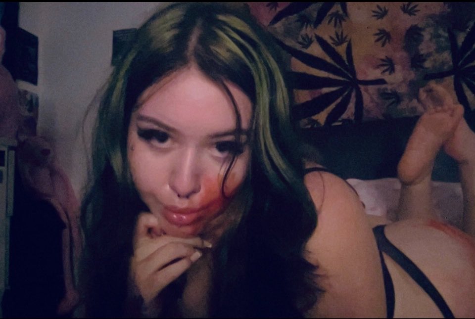 si4exe's tweet photo. :p taken on my MacBook 
#nsfwtwt #blood #bloodplay #alt #bloodkink #nsfwgore #zombie #feet #gooning #hotdomme #bloodslut https://t.co/ajE1tRZYga