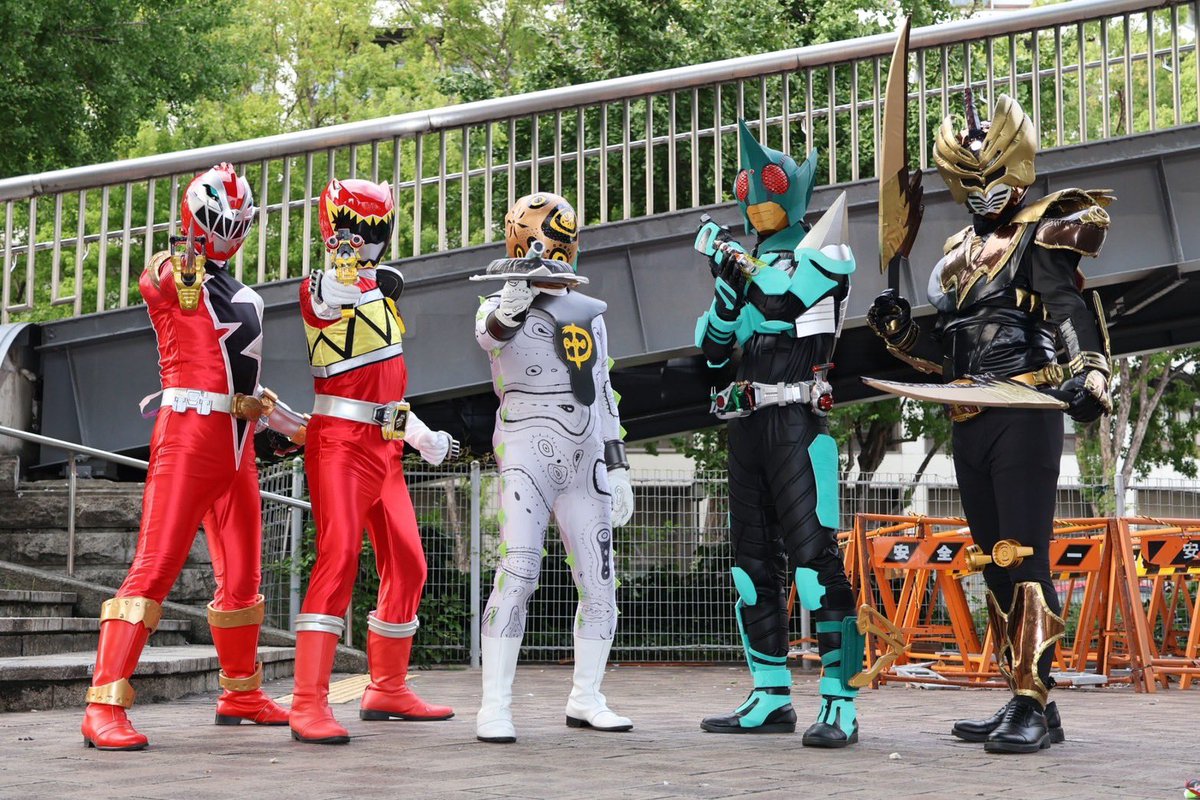 kai003001's tweet photo. #ＯＳＵコス
集合写真。ポーズ被って漫才師みたいになったぜ。
@Ryoga_cos @fbfighter07 @dukedewrk @yuutarou_cos 
📸: @ten_sky_high https://t.co/Dc3raTryQk