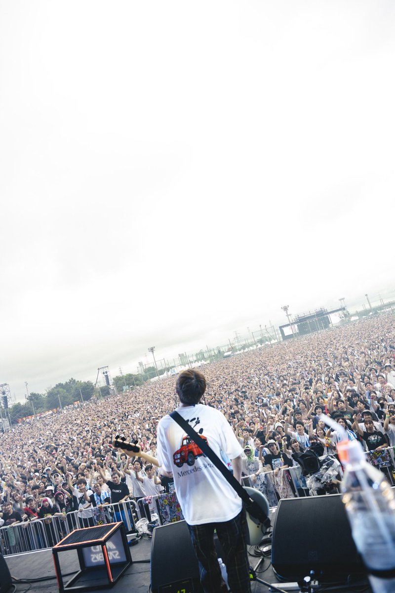 04GENLS's tweet photo. 2026.09.12 千葉市蘇我スポーツ公園
『ROCK IN JAPAN FESTIVAL 2026』
今日はMCで僕らを車に例えたら？というい話をした。リズムに乗ったり調子に乗ったり、目に見えない乗り物こそが未来の乗り物だよ。今日はplentyを10年以上ぶりに観て、あの頃の自分にタイムスリップした。音楽は時空も越えられる。 https://t.co/rmTkCiqXzb
