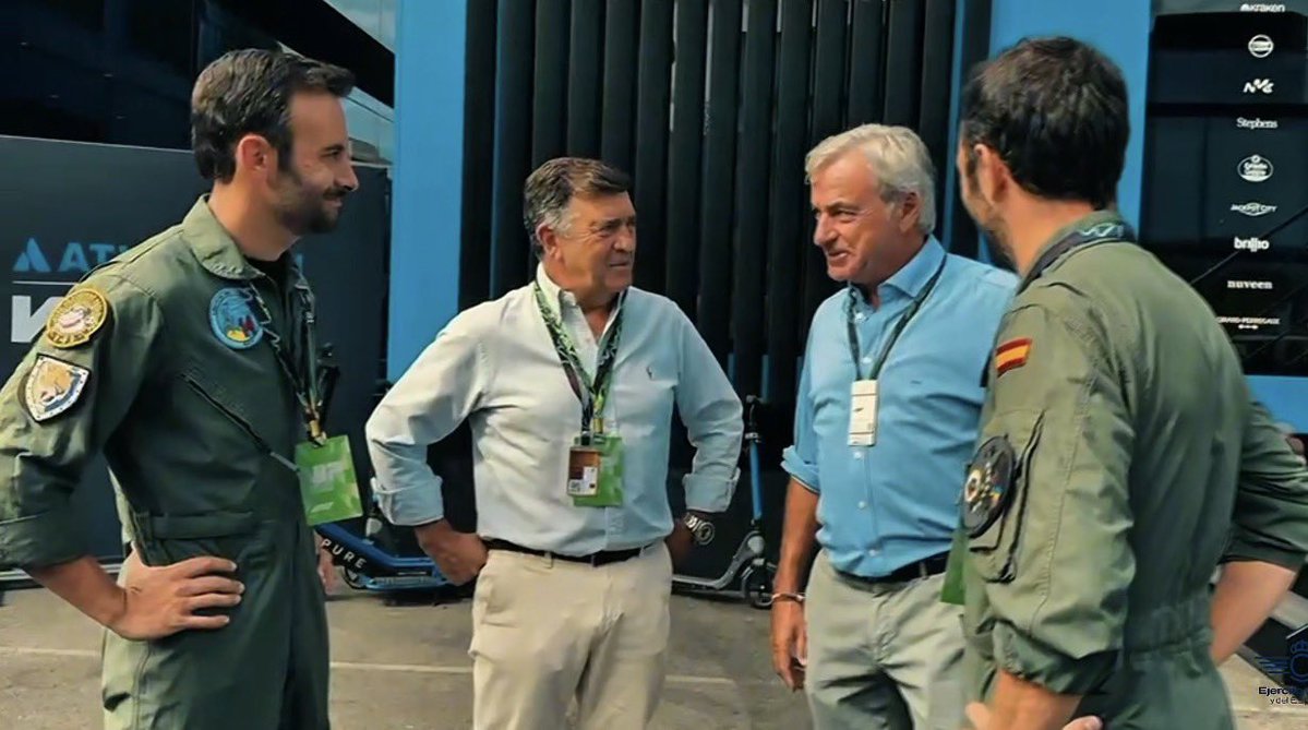 EjercitoAire's tweet photo. En 1990, Carlos Sainz vivió una experiencia muy especial junto al entonces capitán Ignacio Bengoechea volando en un F-18 del EA.

Más de 30 años después, la historia vuelve a reunir a ambas familias, aunque el escenario es diferente.

Enlace al 🎥 en la siguiente publicación. https://t.co/zo7YhalcjF
